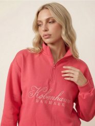 Dresowa bluza half-zip z haftowanym napisem - czerwony. Czerwone bluzy Sinsay, l, bez wzorów, z dresówki, bez kaptura. Za 49.99 zł.