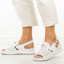 Białe skórzane sandały damskie Jezzi 9760. Białe sandały Jezzi, z aplikacjami, z gumy, eleganckie, bez obcasa, na platformie, bez zapięcia. Za 229.00 zł.