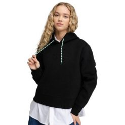 Damska bluza crop top z kapturem Siroko Jolla-W Black. Czarne bluzy SIROKO, bez wzorów, z materiału, z kapturem. Za 253.00 zł.