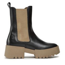 Botki Fly London. Czarne botki Fly London, bez wzorów, bez obcasa, na słupku, bez zapięcia. Za 749.99 zł.