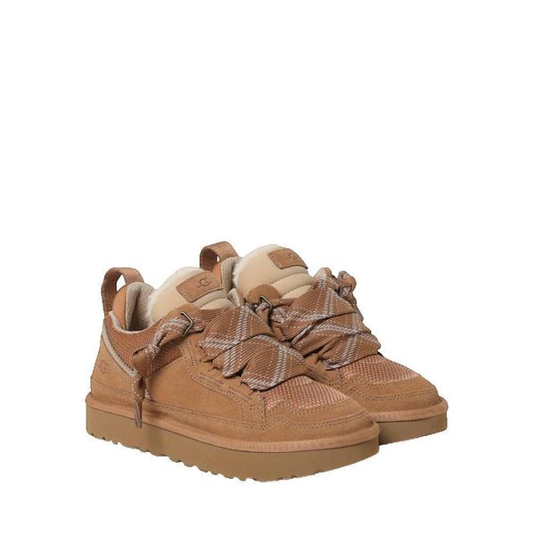 Kapcie UGG Lowmel w kolorze chestnut. Brązowe obuwie domowe UGG, bez wzorów, z materiału, bez zapięcia. Za 842.30 zł.