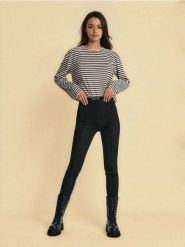 Legginsy soft touch z dekoracyjną klamrą w pasie oraz przeszyciami - czarny. Czarne legginsy Sinsay, l, bez wzorów. Za 39.99 zł.