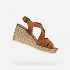 Sandały GEOX D35GVC Jasnobrązowy. Brązowe sandały Geox, bez wzorów, ze skóry, bez obcasa, bez zapięcia. Za 434.99 zł.