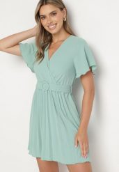 Miętowa Sukienka Plisowana z Kopertowym Dekoltem Zamiya. Zielone sukienki Born2be, l, bez wzorów, bez kołnierzyka, bez ramiączek, mini, kopertowe. Za 49.99 zł.