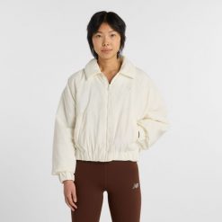 Kurtka damska New Balance WJ61D8YXSST​ – beżowa. Brązowe kurtki sportowe New Balance, na wiosnę, xs, bez wzorów, z bawełny, bez kaptura. Za 519.99 zł.