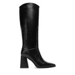 Kozaki JENNY. Czarne kozaki Jenny, bez obcasa, na słupku, bez zapięcia. Za 229.99 zł.