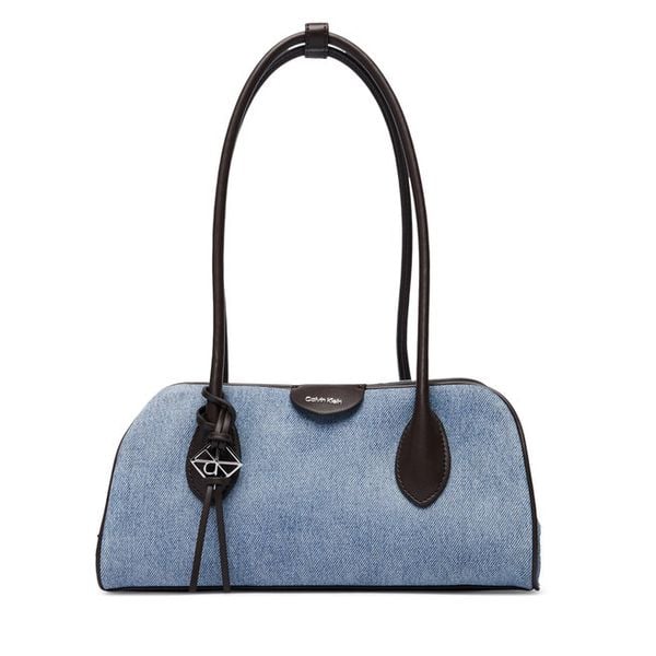Torebka Calvin Klein. Niebieskie torebki klasyczne Calvin Klein, bez wzorów, z denimu, bez dodatków. Za 649.99 zł.