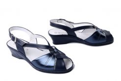 SUAVE 710233-05 blau, sandały damskie. Niebieskie sandały Suave, bez wzorów, ze skóry, bez obcasa, na koturnie, bez zapięcia. Za 374.90 zł.