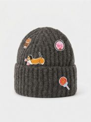 Prążkowana czapka beanie z naszywkami - brązowy. Brązowe czapki Sinsay, z aplikacjami, prążkowane. Za 22.99 zł.