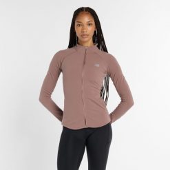 Bluza damska New Balance WJ53101EAS – beżowa. Brązowe bluzy New Balance, m, bez wzorów, z materiału, bez kaptura. Za 359.99 zł.