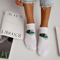 Białe stopki damskie zielony miś z czapką 1220. Białe czapki Milena, bez wzorów, z bawełny. Za 14.90 zł.