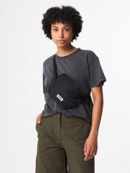 AEVOR Saszetka "Plus" w kolorze czarnym - 22 x 15 x 5 cm rozmiar: onesize. Czarne torby na ramię AEVOR, bez wzorów, z materiału, sportowe, przez ramię, bez dodatków. Za 43.99 zł.