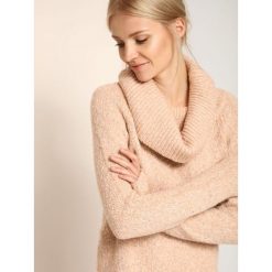 SWETER GOLF DŁUGI RĘKAW DAMSKI. Czerwone golfy TOP SECRET, bez wzorów, bez ramiączek. W wyprzedaży za 69.99 zł.