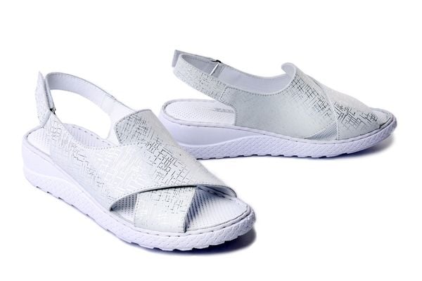 Artiker Relaks 58C2061 biały, sandały damskie. Białe sandały Artiker Relaks, bez wzorów, ze skóry, bez obcasa, na koturnie, bez zapięcia. Za 143.43 zł.