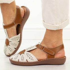 Beżowe skórzane sandały damskie Jezzi 9761. Brązowe sandały Jezzi, bez wzorów, z materiału, biznesowe, z okrągłym noskiem, bez obcasa, na płaskiej podeszwie, bez zapięcia. Za 239.00 zł.