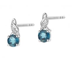 Kolczyki z białego złota z diamentami i topazami London Blue - próba 585. Białe kolczyki Apart, z diamentem, złote. W wyprzedaży za 1,043.00 zł.