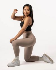 Damskie legginsy 7/8 na jogę i pilates, bez przedniego szwu – jasnoróżowy. Czerwone legginsy AESTHETIC WOLF, s, bez wzorów, z dzianiny, z podwyższonym stanem. Za 149.99 zł.