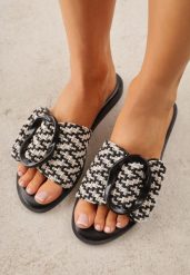Czarne Klapki z Plecionką i Geometryczną Klamrą Nemornell. Czarne klapki Renee, bez wzorów, bez obcasa, na płaskiej podeszwie. Za 79.99 zł.