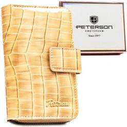 Beżowy portfel damski ze skóry ekologicznej z tłoczeniem na wzór skóry krokodyla, zamykany na zatrzask i suwak - Peterson. Brązowe portfele Peterson, bez wzorów, ze skóry ekologicznej. Za 74.99 zł.