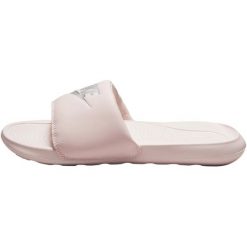 Czapka damskie Nike Victori One Slide. Czerwone czapki Nike, bez wzorów, ze skóry ekologicznej. Za 190.00 zł.
