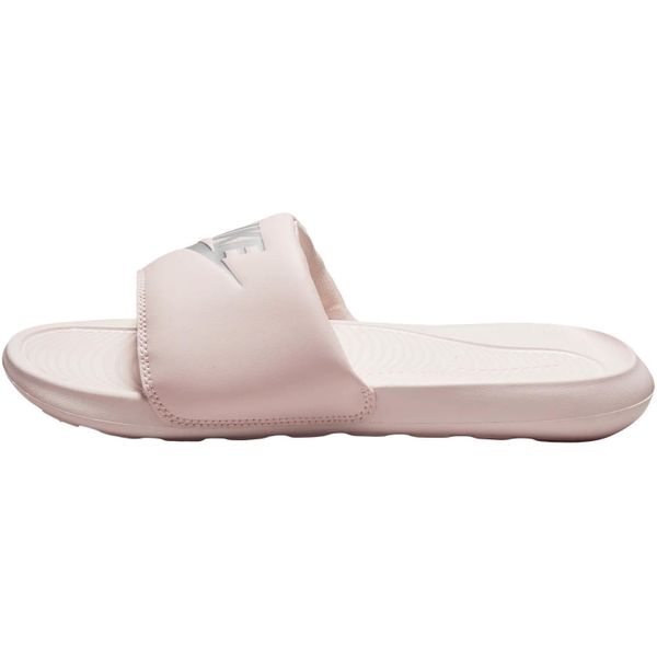 Klapki damskie Nike Victori One. Czerwone czapki Nike, bez wzorów, z materiału, bez obcasa. Za 231.00 zł.