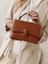 Lia Biassoni Skórzana torebka "Fegana" w kolorze jasnobrązowym - 20 x 14 x 8 cm rozmiar: onesize. Brązowe torby na ramię Lia Biassoni, bez wzorów, z materiału, przez ramię, bez dodatków. Za 217.99 zł.