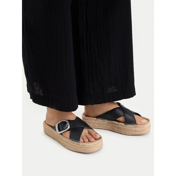 Klapki Calvin Klein. Czarne klapki Calvin Klein, bez wzorów, bez obcasa. Za 278.99 zł.