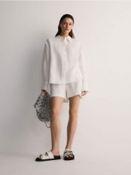 Koszula z lnem - złamana biel. Koszule Reserved, l, bez wzorów, z wiskozy, bez kołnierzyka, bez ramiączek. W wyprzedaży za 79.99 zł.