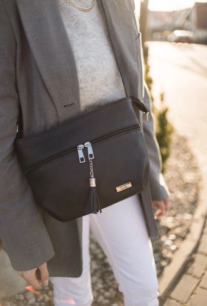 Listonoszka skórzana SHE S08 czarna. Czarne torebki klasyczne SHE, bez wzorów, ze skóry, bez dodatków. Za 149.99 zł.