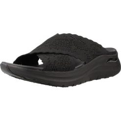 Sandały SKECHERS 164079S Czarny. Czarne sandały Skechers, bez wzorów, z materiału, bez obcasa, bez zapięcia. Za 260.99 zł.