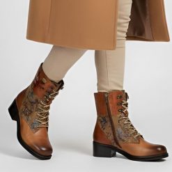 Botki damskie Laura Vita, skórzana cholewka we wzory i na stabilnym obcasie, brązowe, SO2014-3. Brązowe botki Laura Vita, na jesień, z aplikacjami, ze skóry, bez obcasa, na obcasie, bez zapięcia. Za 441.99 zł.