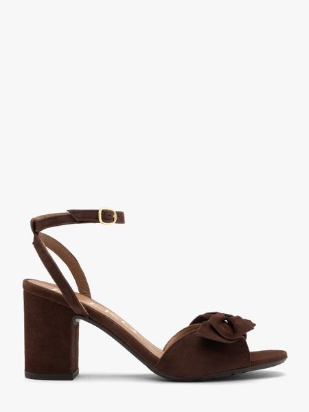 Ciemnobrązowe sandały damskie z odpinaną kokardą. Brązowe sandały Ryłko, bez wzorów, z materiału, bez obcasa, na obcasie, bez zapięcia. W wyprzedaży za 299.99 zł.