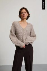 Dzianinowy kardigan beżowy. Brązowe kardigany MOODO, l, bez wzorów, z dzianiny. Za 169.99 zł.