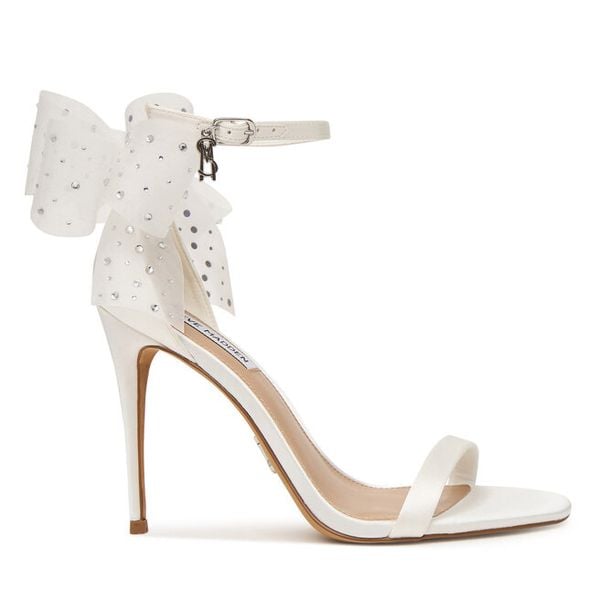 Sandały Steve Madden. Białe sandały Steve Madden, bez wzorów, bez obcasa, na szpilce, bez zapięcia. Za 599.99 zł.