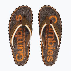 Japonki GUMBIES CAIRNS FLIP-FLOPS UNISEX. Brązowe klapki Gumbies, bez wzorów, bez obcasa. Za 114.99 zł.