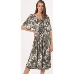 Beżowa Sukienka Resort. Brązowe sukienki Born2be, na jesień, l, bez wzorów, z dzianiny, bez kołnierzyka, bez ramiączek, midi. Za 49.99 zł.