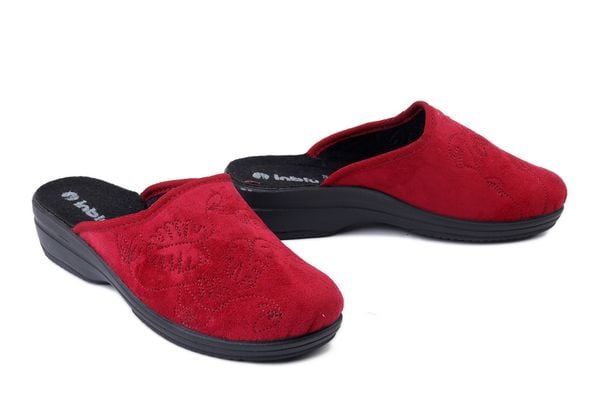 INBLU LV-18 016 bordowy, kapcie damskie. Czerwone obuwie domowe Inblu, bez wzorów, z tkaniny, bez zapięcia. Za 50.39 zł.