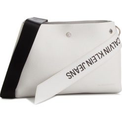 Torebka CALVIN KLEIN JEANS - Logo Banner Shoulder Bag K40K400825 102. Białe listonoszki Calvin Klein Jeans, bez wzorów, z jeansu, bez dodatków. W wyprzedaży za 359.00 zł.
