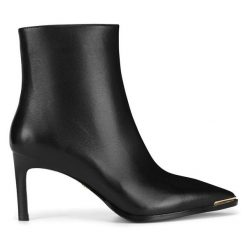 Botki Gino Rossi. Czarne botki Gino Rossi, bez wzorów, bez obcasa, na szpilce, bez zapięcia. Za 449.99 zł.