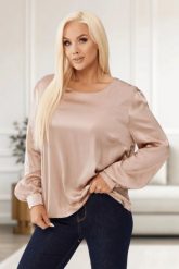 Beżowa satynowa bluzka Bella z łezką na plecach PLUS SIZE XXL OVERSIZE. Brązowe bluzki Moda Size Plus Iwanek, plus size, bez wzorów, z elastanu, biznesowe, bez kołnierzyka, plus size, bez ramiączek. Za 219.90 zł.