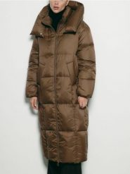 Puchowy płaszcz z kapturem - brązowy. Brązowe płaszcze Reserved, l, bez wzorów, z puchu, z kapturem. Za 599.99 zł.
