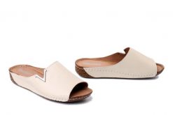 ARTIKER RELAKS 58C3224 beżowy, klapki damskie. Brązowe klapki Artiker Relaks, bez wzorów, ze skóry, bez obcasa, na koturnie. Za 184.90 zł.