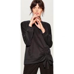 Bluza damska ze ściągaczem - Czarny. Bluzy Mohito. W wyprzedaży za 29.99 zł.
