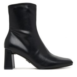 Botki Steve Madden. Czarne botki Steve Madden, bez wzorów, bez obcasa, na słupku, bez zapięcia. Za 429.99 zł.