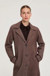 Płaszcz zapinany na guziki brązowy. Brązowe płaszcze MOODO, l, bez wzorów, z poliamidu, bez kaptura. Za 219.99 zł.