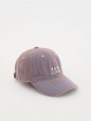 Czapka z daszkiem - fioletowy. Fioletowe czapki Reserved, bez wzorów. W wyprzedaży za 22.99 zł.
