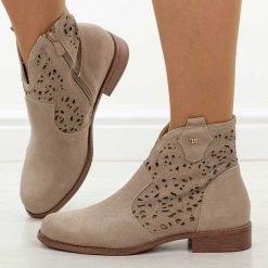 C.Beżowe tp skórzane ażurowe botki damskie T.Sokolski w26-50. Brązowe botki Sokolski, na jesień, w ażurowe wzory, z jeansu, z okrągłym noskiem, bez obcasa, na obcasie, bez zapięcia. W wyprzedaży za 251.10 zł.