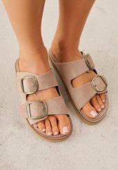 Ciemnobeżowe Klapki VICES z Dwoma Paskami i Metalicznymi Klamrami Kaliniassi. Brązowe klapki Born2be, bez wzorów, z jeansu, bez obcasa, na płaskiej podeszwie. Za 99.99 zł.