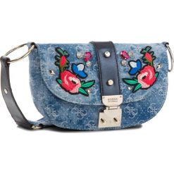 Torebka GUESS - HWDG69 92180 BDM. Niebieskie listonoszki Guess, z aplikacjami, z materiału, na ramię, bez dodatków. W wyprzedaży za 349.00 zł.