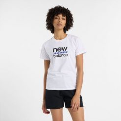 Koszulka damska New Balance WT51540WT – biała. Białe bluzki New Balance, s, bez wzorów, z bawełny, klasyczne, bez kołnierzyka, bez ramiączek. Za 119.99 zł.
